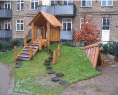 Lekehus på bakken med rutsjebane