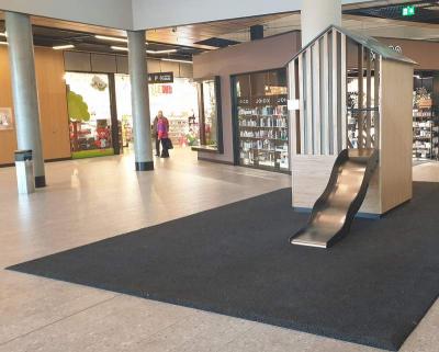 Helstøpt gummidekke som fallunderlag